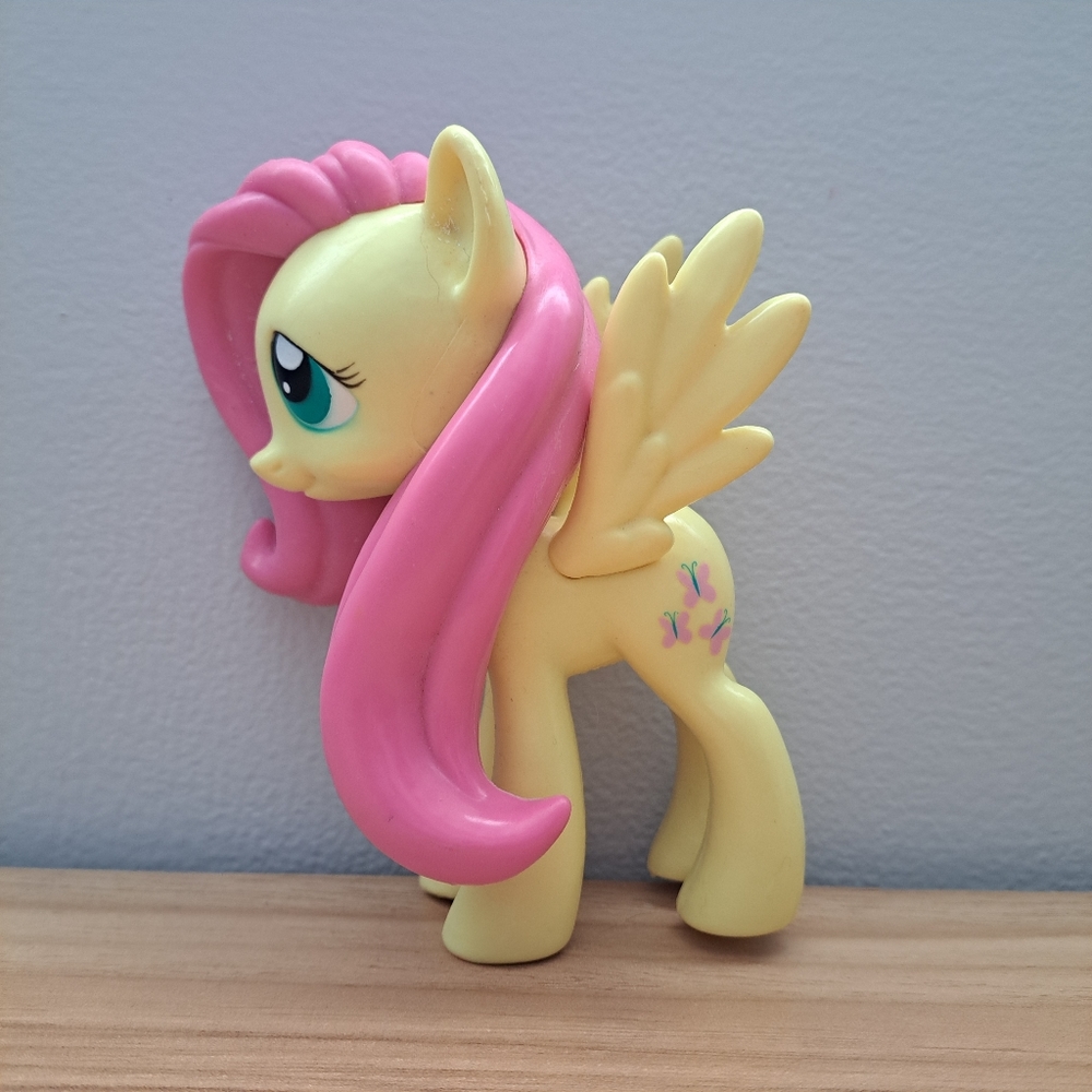 My little pony 2013 yellow & pink pony with butterfly markings *missing tail*